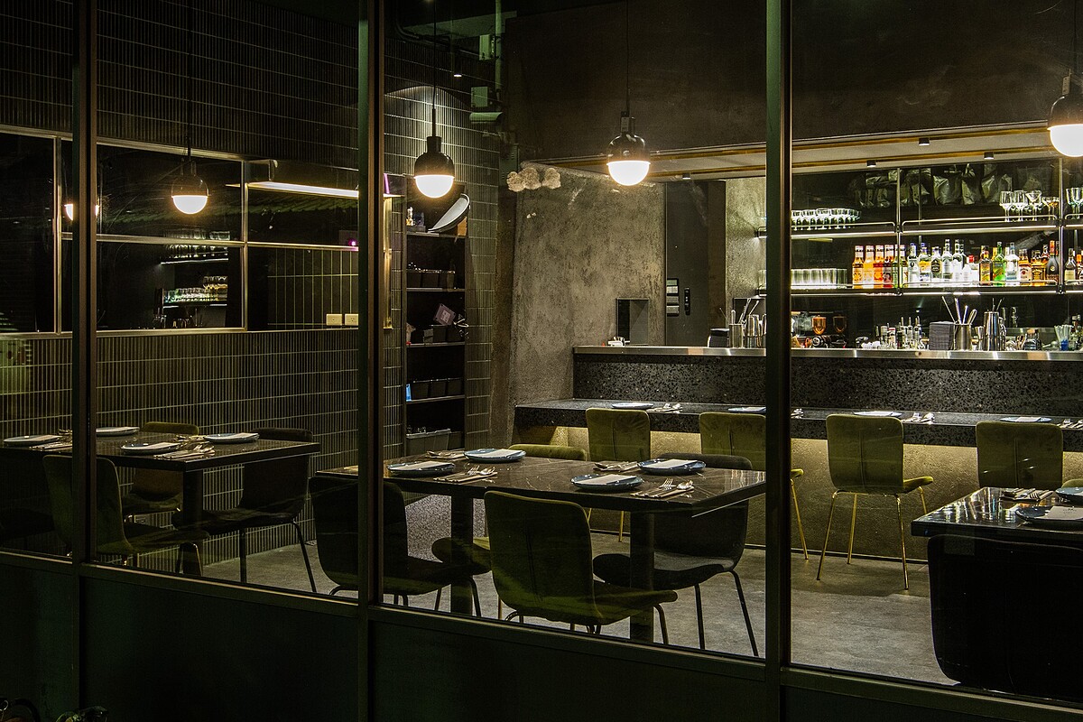 瑪黑餐酒位於敦化商圈。