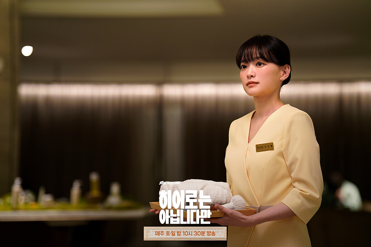 千玗嬉飾演按摩師都多海，不是按摩手法高超，是偷偷在茶裡放安眠藥