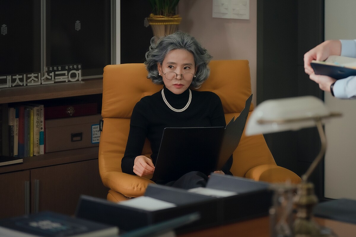 《畢業》徐正妍飾演外號「白髮魔女」的國文首席教師，在劇中向女主角鄭麗媛宣戰。