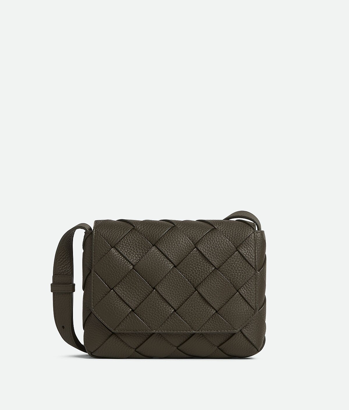 DIAGO 深色編織皮革斜背包，NT$94500。