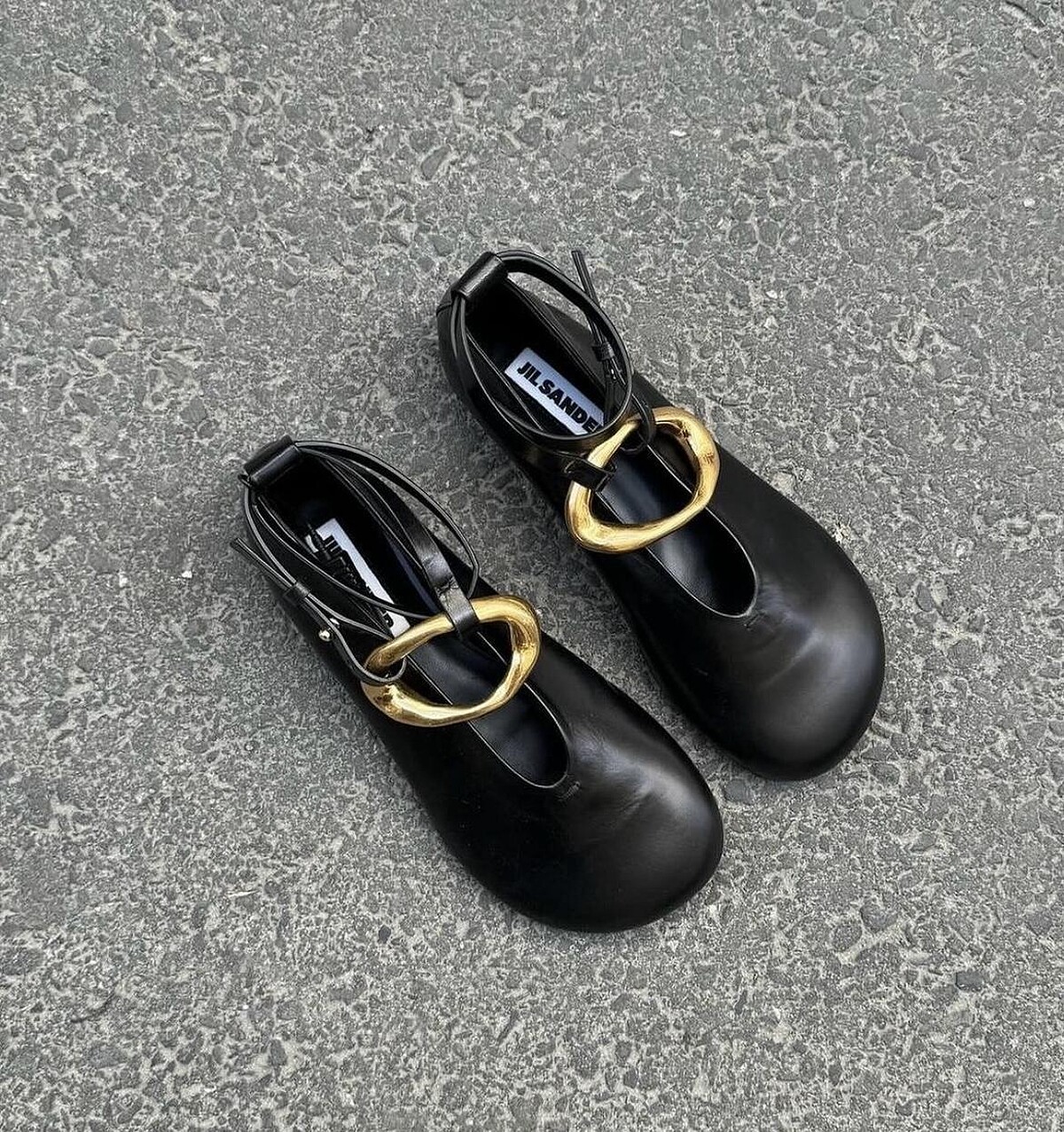 Jil Sander 金屬圈環平底芭蕾舞鞋。