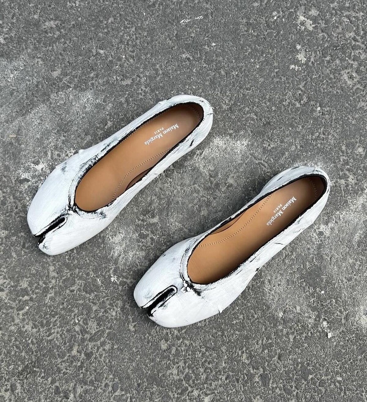 Maison Margiela 分趾瑪莉珍鞋。