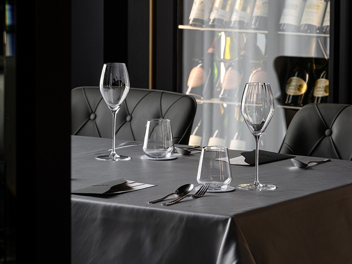 透過氣氛的燈光、寬敞的桌距等等細節，打造了舒適的用餐環境。