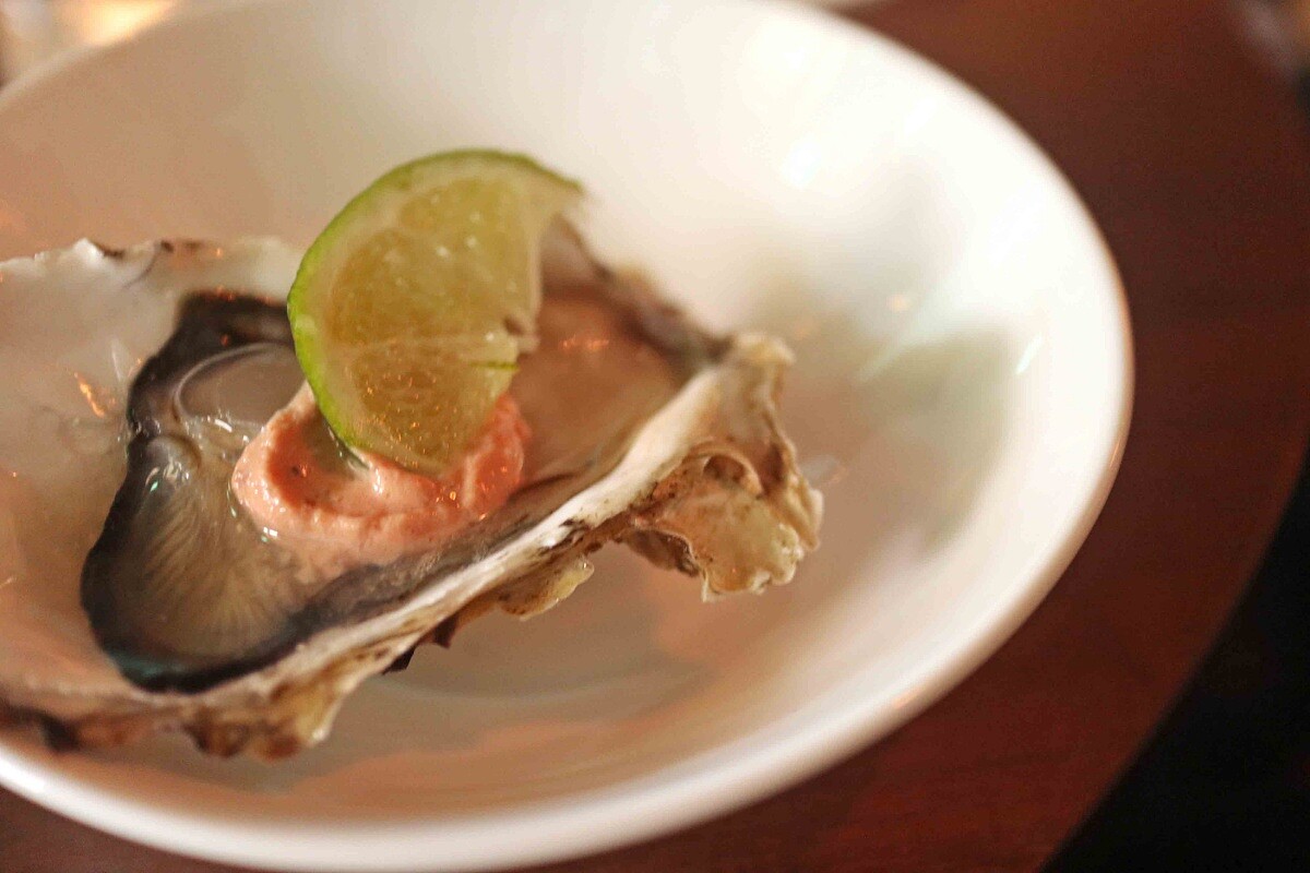 一旁酒食搭配的是生蠔，品嚐起來更加鹹香爽快。