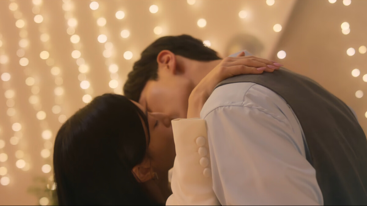 姜嘏吻上鄭哉怡，鄭哉怡也回應他的吻。