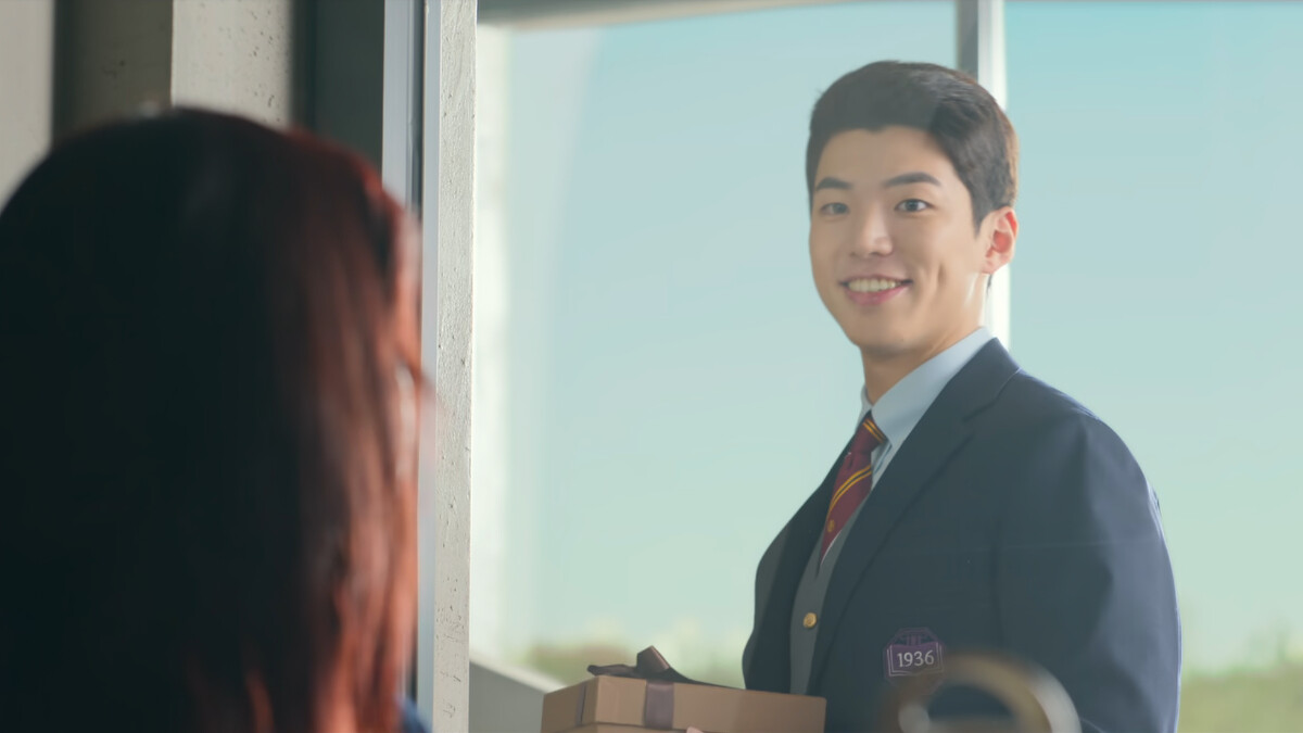 喜歡尹荷拉的學弟金宣友特地送巧克力到教室。