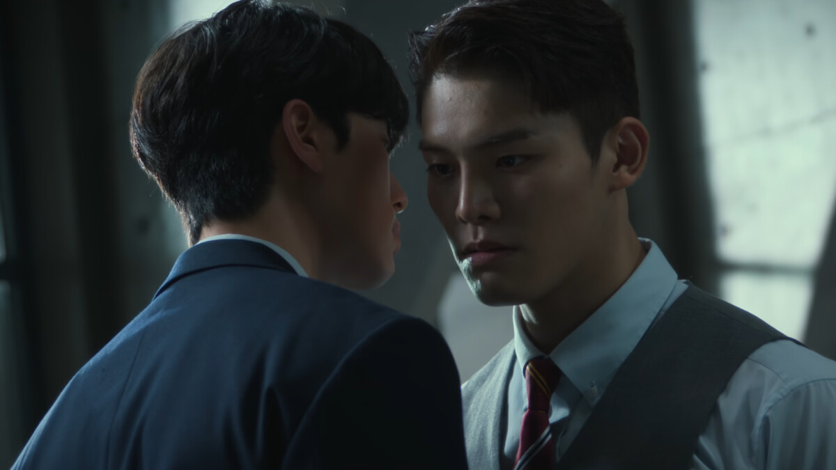 姜嘏喝止崔允錫對朴太浩施暴。