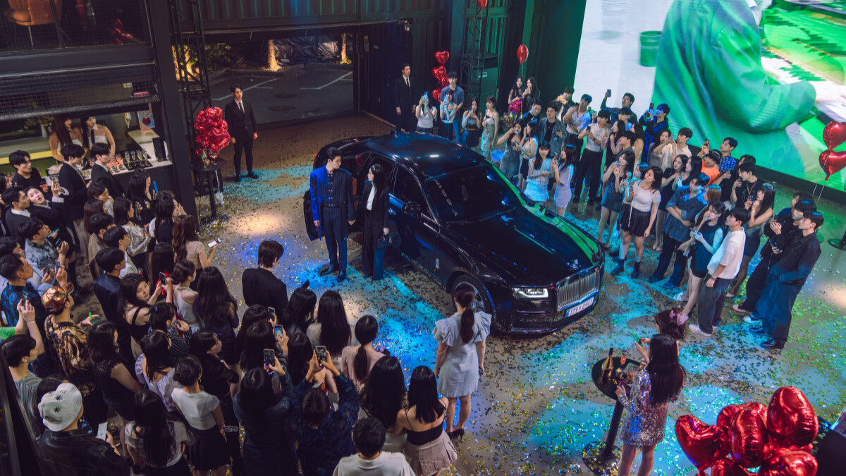 鄭哉怡與金俐晏華麗登場於送別派對。