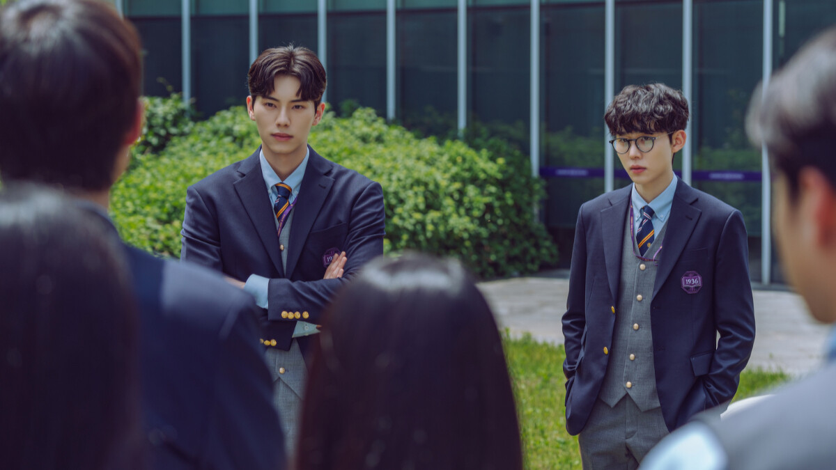 姜嘏帶著一眾獎助生要來對抗貴族學生們。