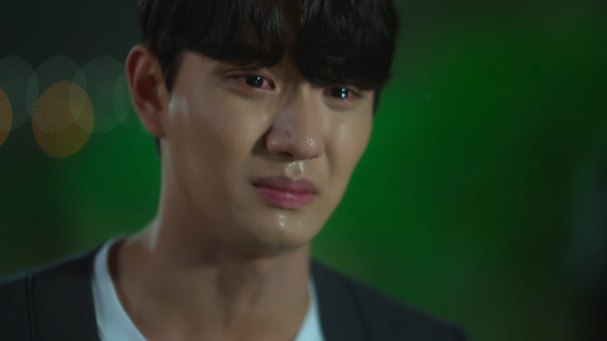 得知自己害了鄭哉怡的金俐晏落下眼淚。