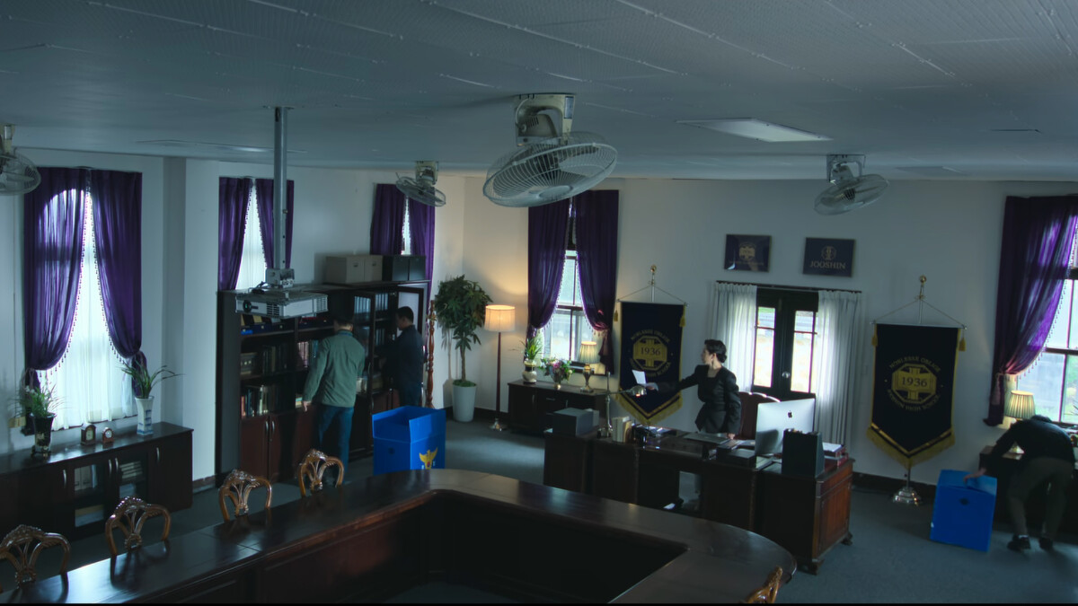 罪證確鑿後，警方對朝信高中展開大規模搜索。