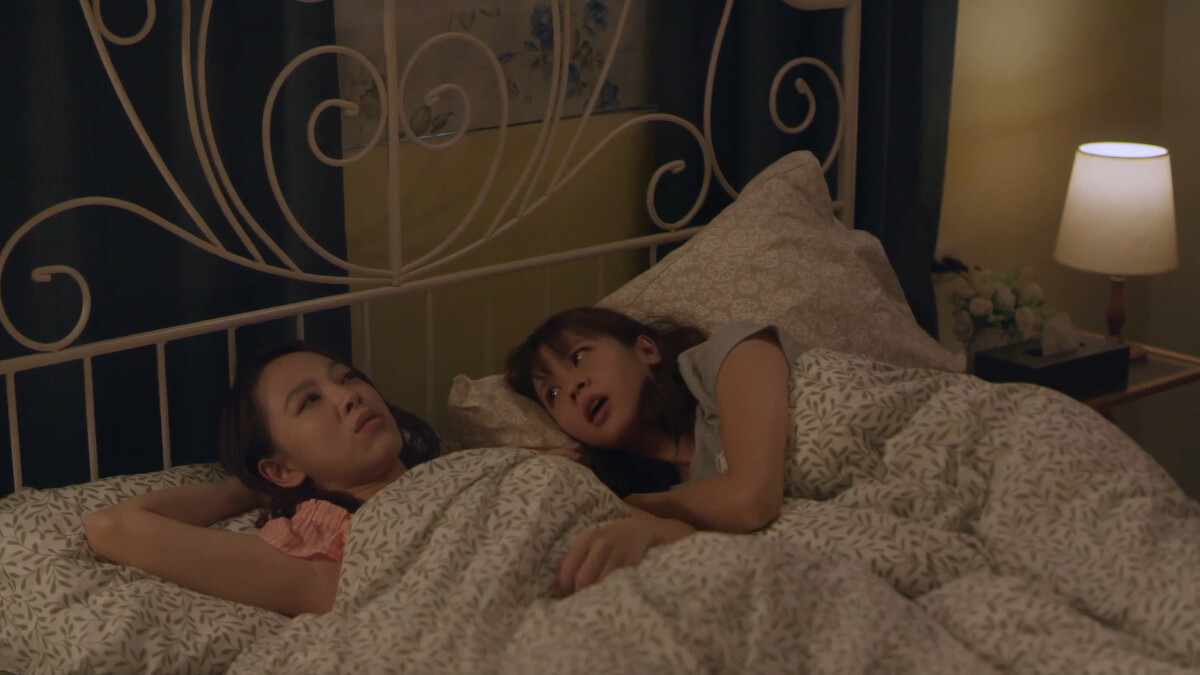 小鷗半夜與大美共枕談對於未來的不安與擔憂。