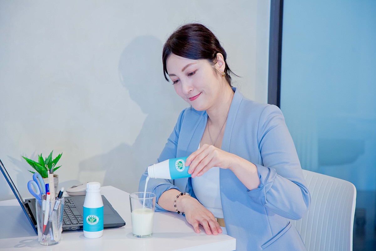 上班族每日久坐,建議天天喝優酪乳幫腸胃養好菌,降低罹癌率。