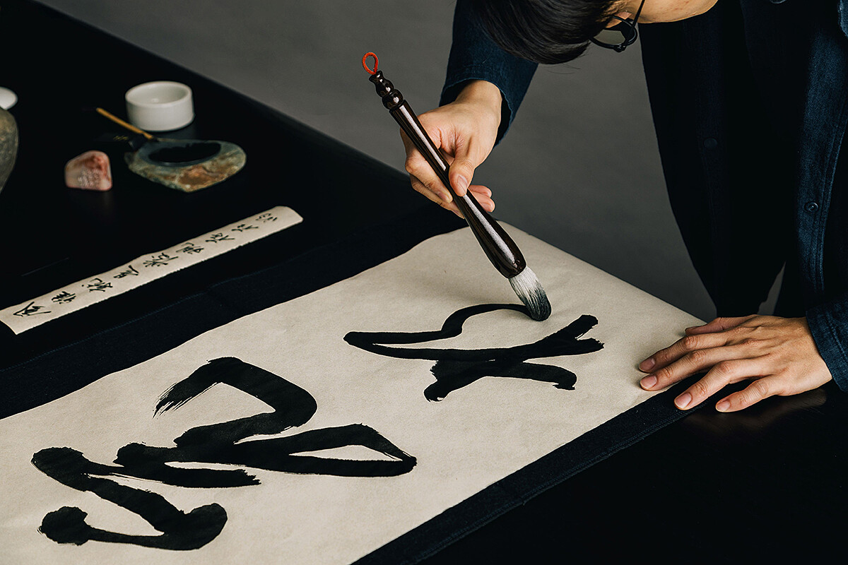 視覺包裝由蘇健霖老師題字設計。