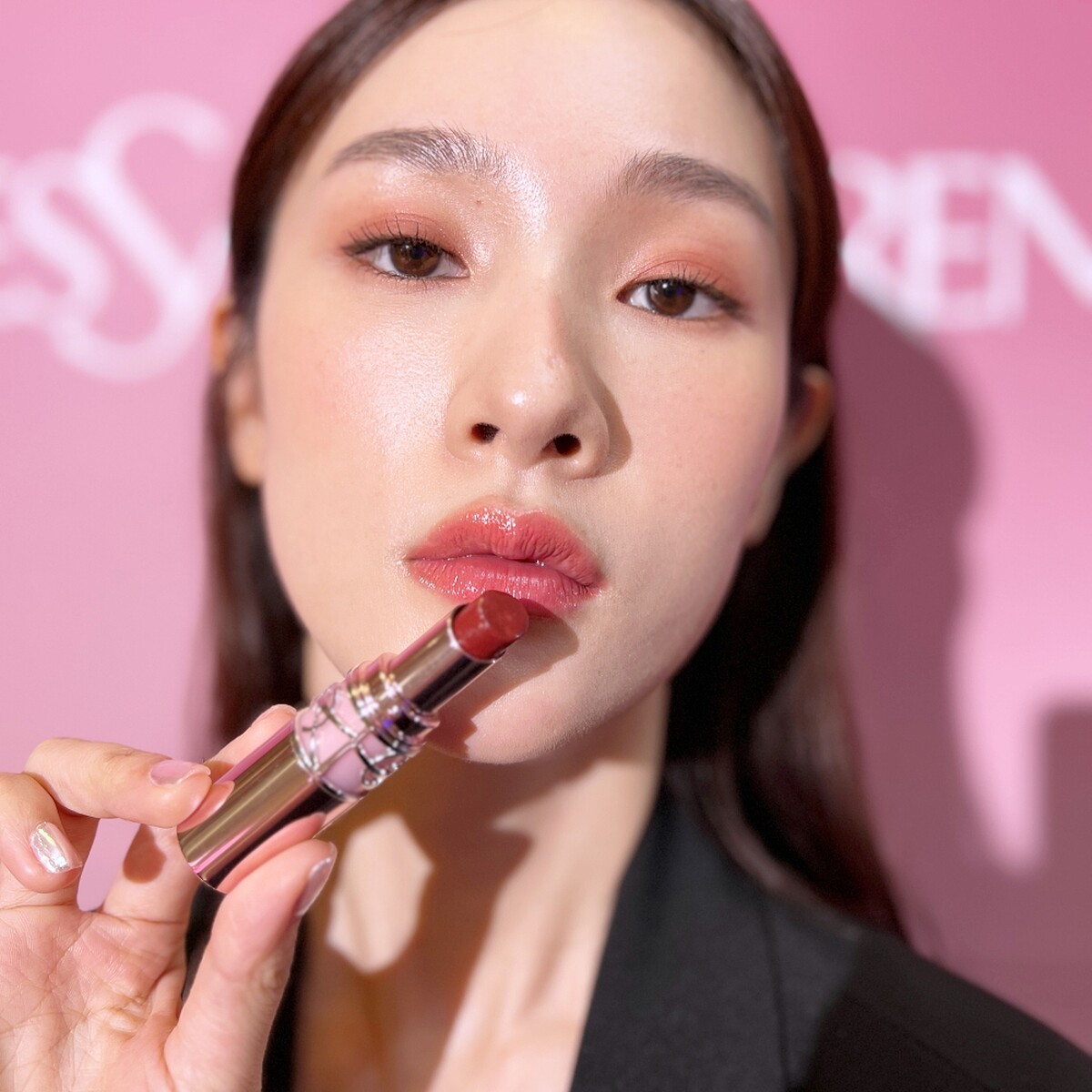 YSL情挑誘光潤唇膏(#5B透感赤茶)實擦試色。