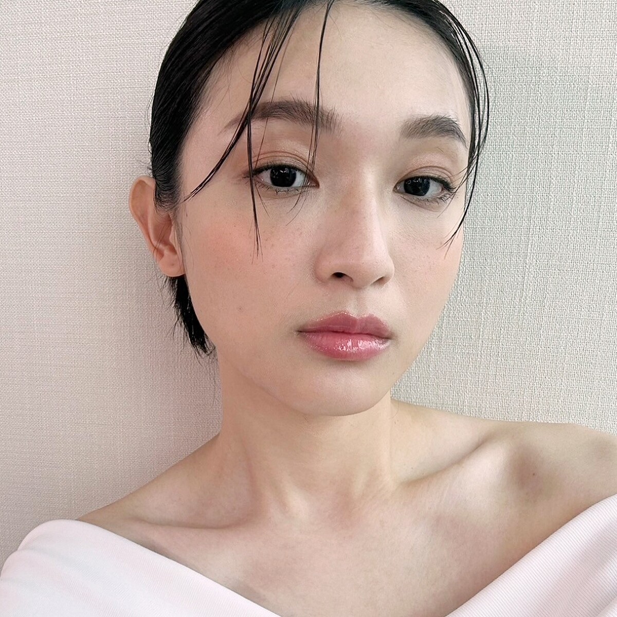 Armani Beauty訂製奢光潤唇蜜(#02粉晶光)試色。NT1,500