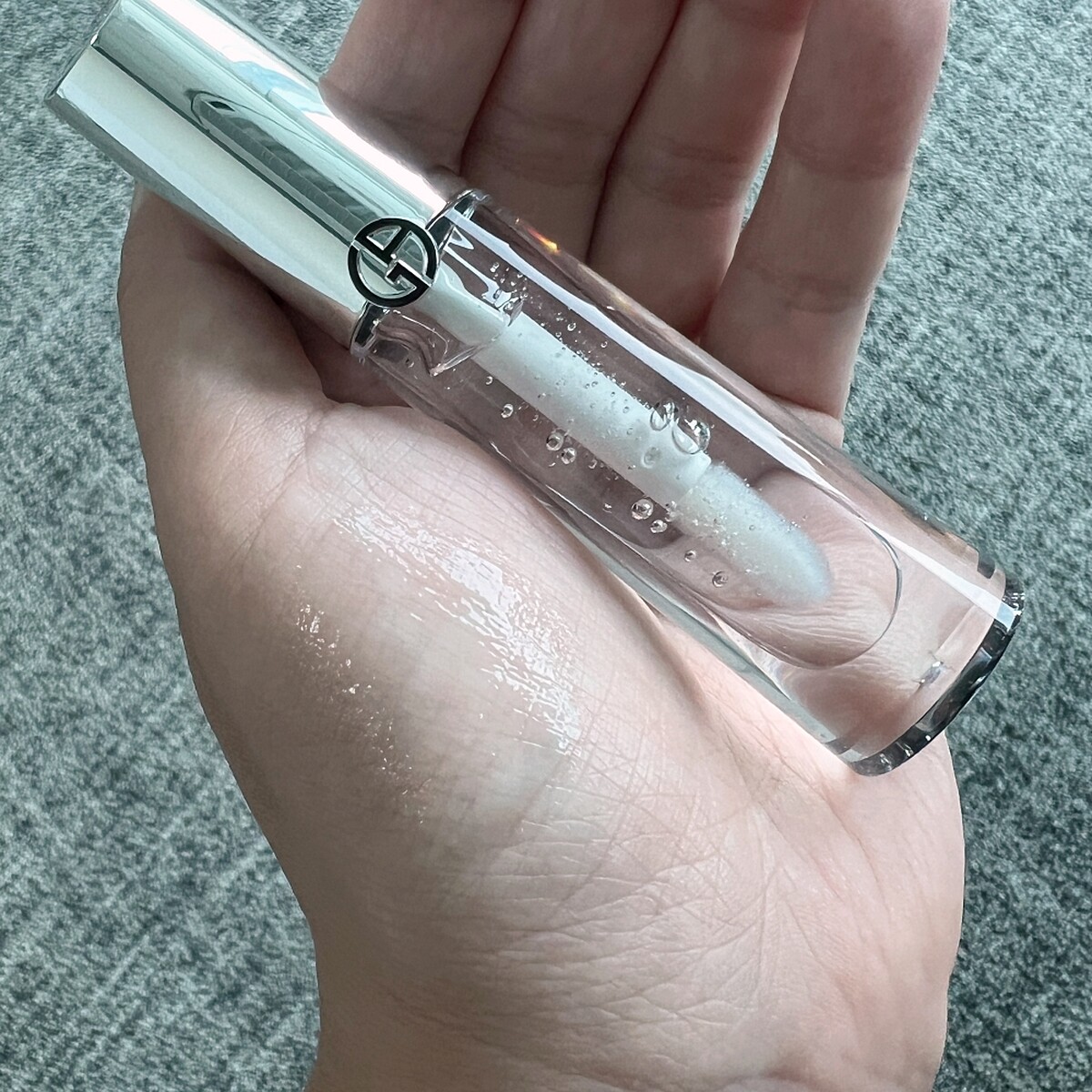 Armani Beauty訂製奢光潤唇蜜(#01晶透光)試色。NT1,500