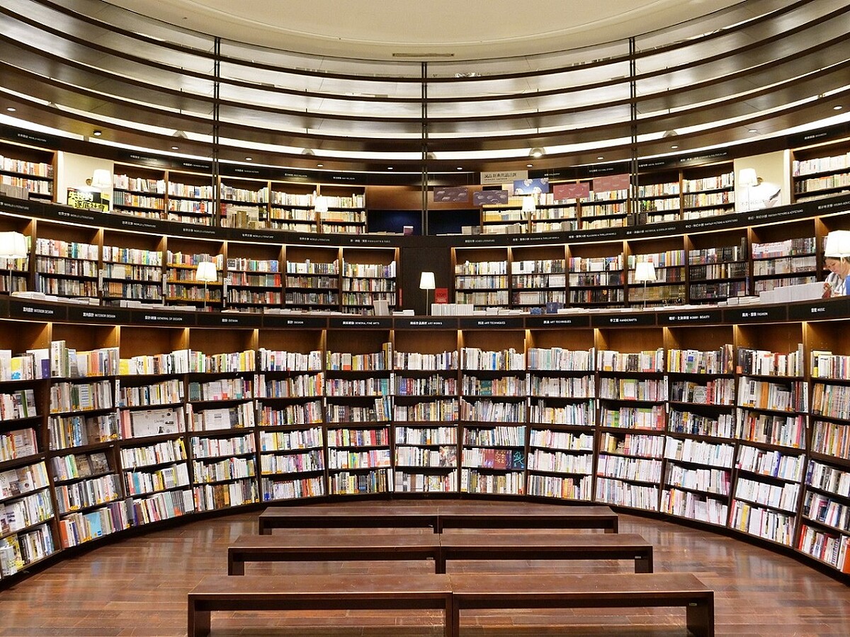 2024誠品書店閱讀企劃「BookStory閱讀書店故事」6.28-7.7由台中中友店接棒，於環形書區打造推理故事現場。