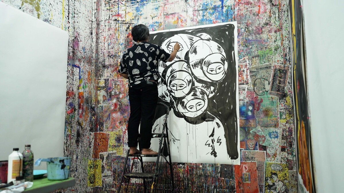 Eko Nugroho 於 Jogja 工作室中作畫場景。