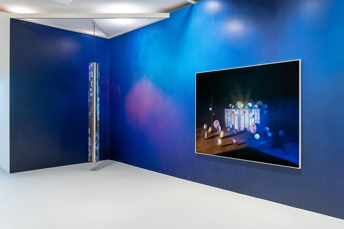 巴塞爾藝術展香港展會2024瑞銀貴賓廳展覽現場：陳維，《香港你好嗎》，2023年，《蘑菇》， 2016年。&copy; 陳維。