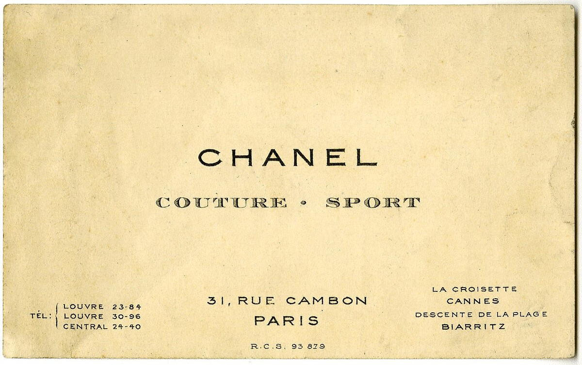 1920年代，CHANEL品牌名片提及「訂製服與運動」