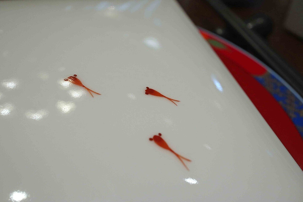 日本李莊窯燒製的小魚九宮格重箱。