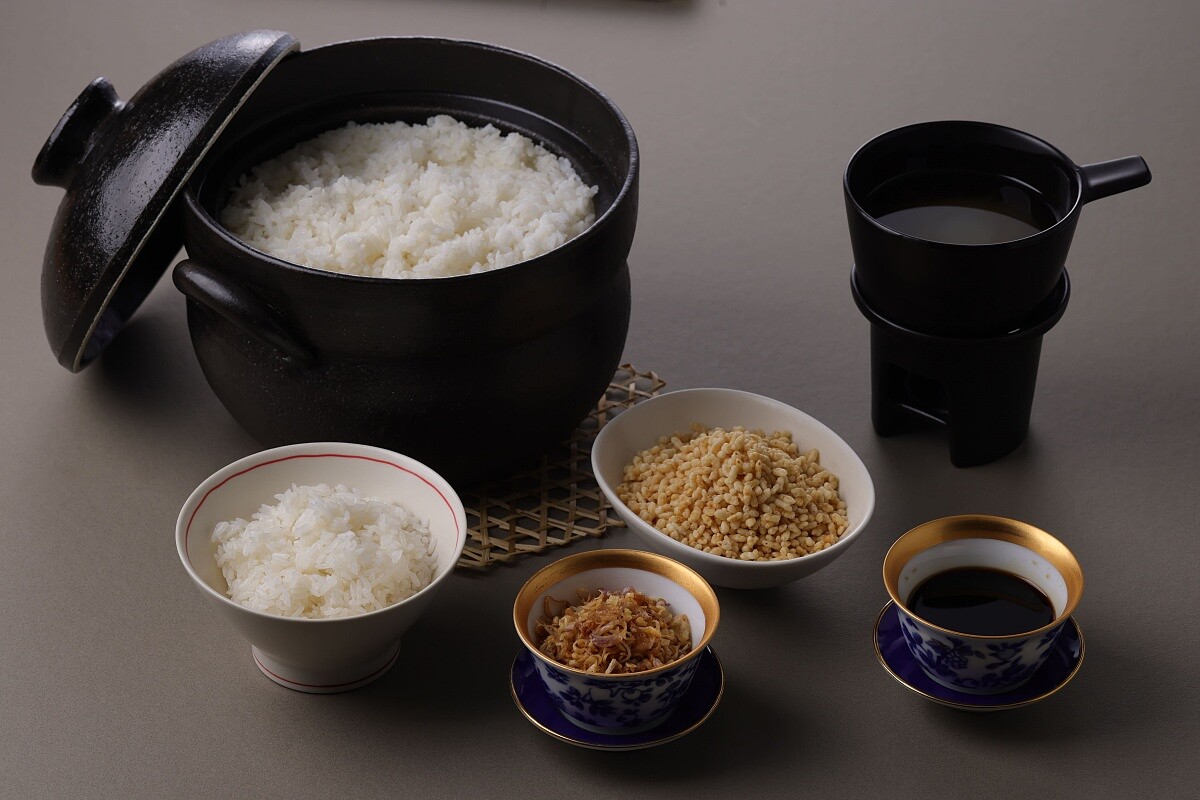 「土鍋炊飯」選用蓮花香米以土鍋煮飯。