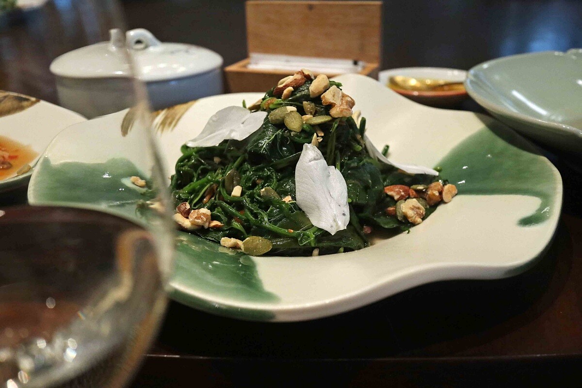 形狀不一的器皿，透過典雅的色彩能互相搭配。