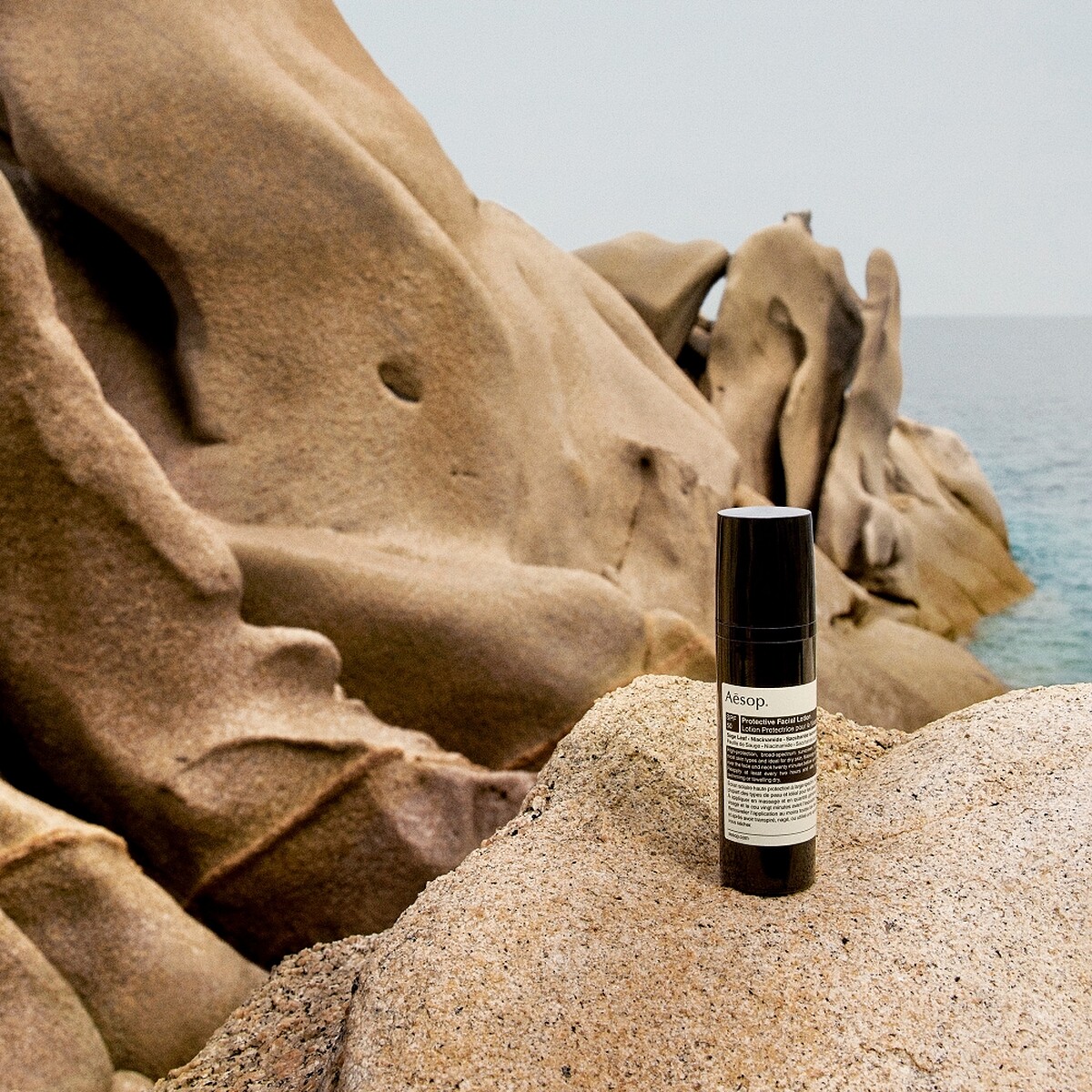 Aesop防曬面部乳液SPF50情境圖。
