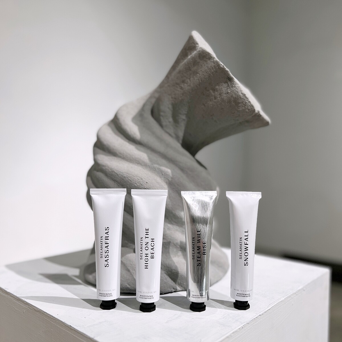 SELAHATIN香氛美白牙膏添加四重溫合美白成分，幫助淡化牙齒色澤。