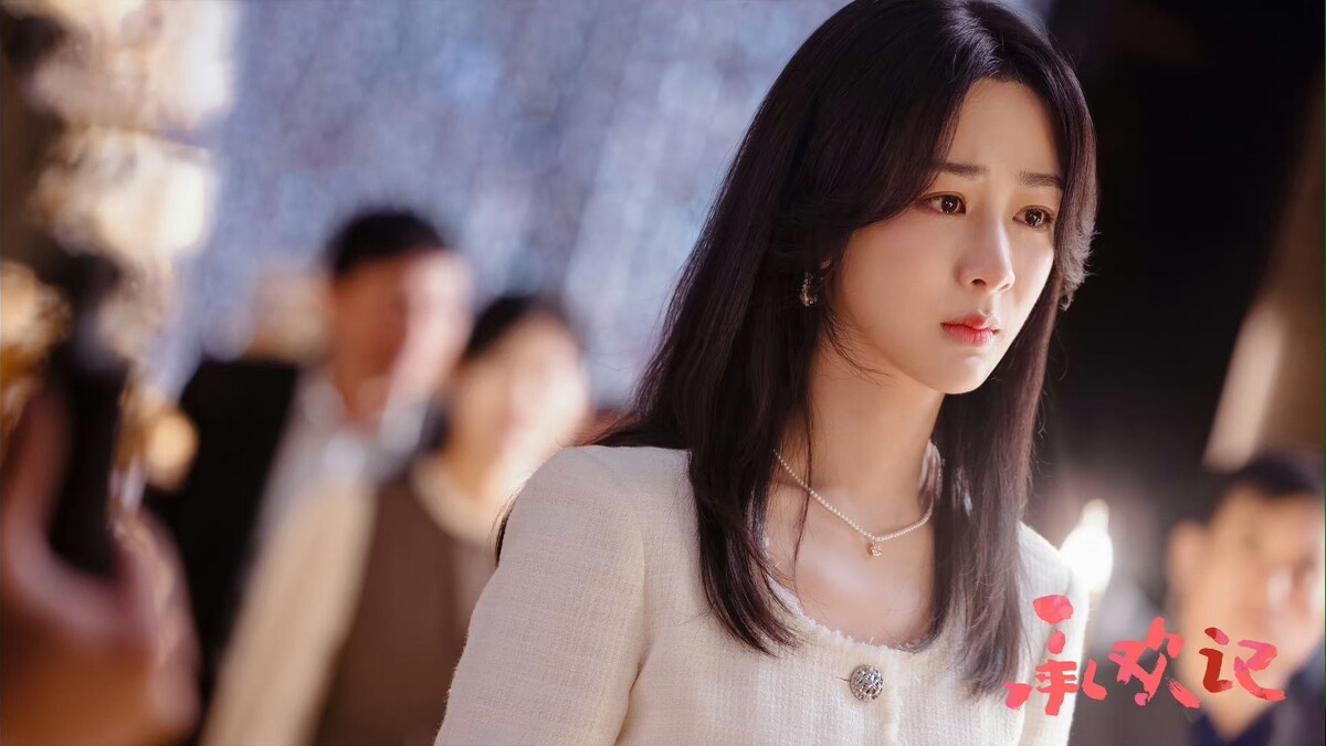 楊紫只要出場就有光暈襯托，被酸濾鏡開太大。