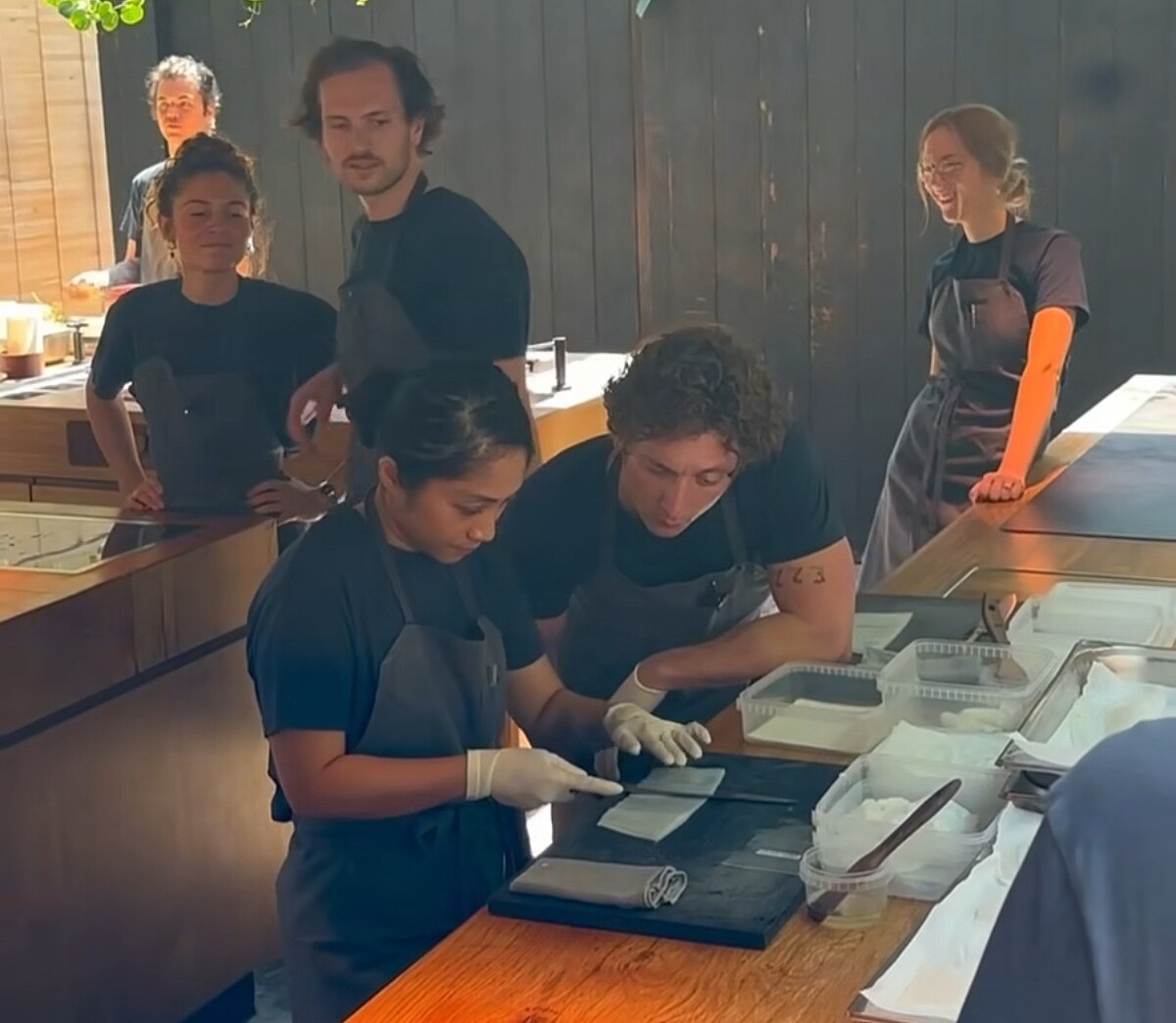 男主角eremy Allen White 正學習如何切割一塊美味的魷魚。