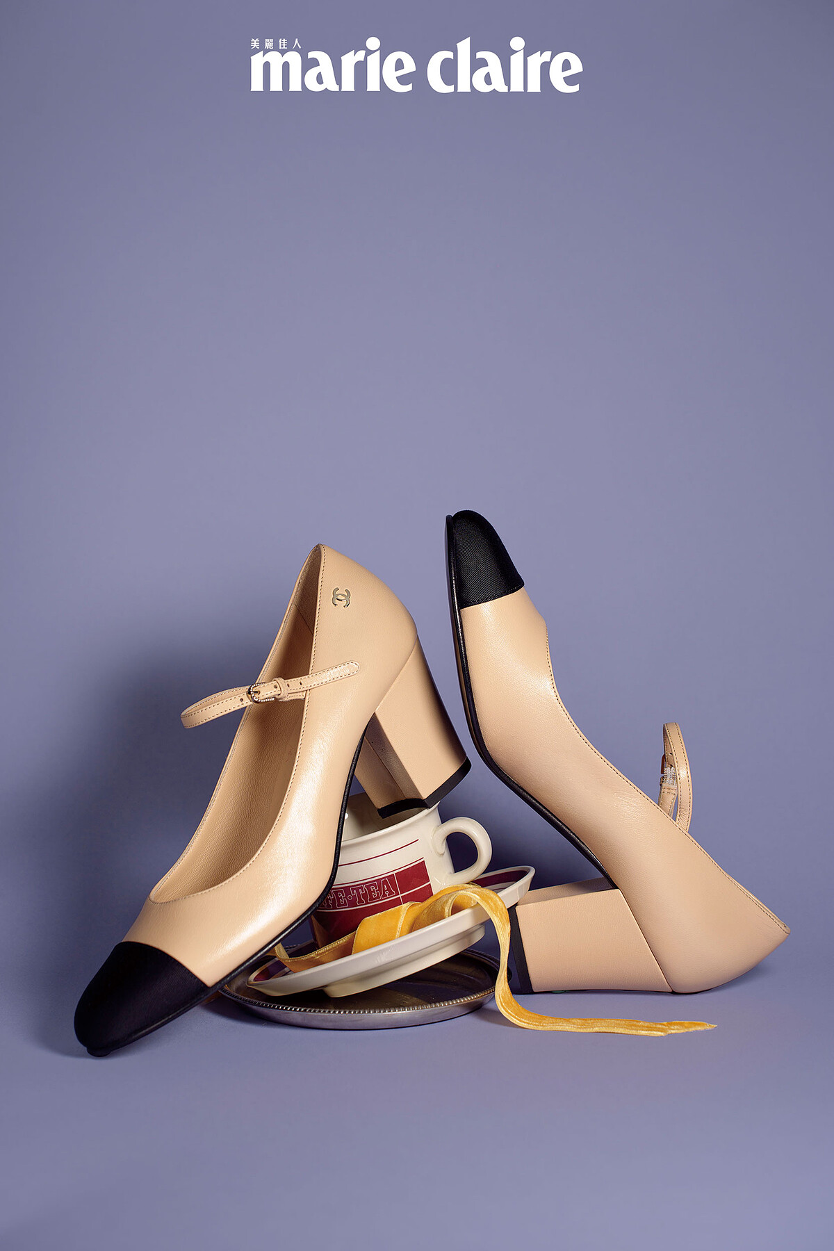 米色皮革與黑色羅緞瑪莉珍鞋，Chanel。