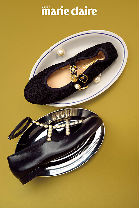 黑色斜紋軟呢瑪莉珍鞋；黑色飾以幻象珍珠皮革瑪莉珍鞋，Both by Chanel。