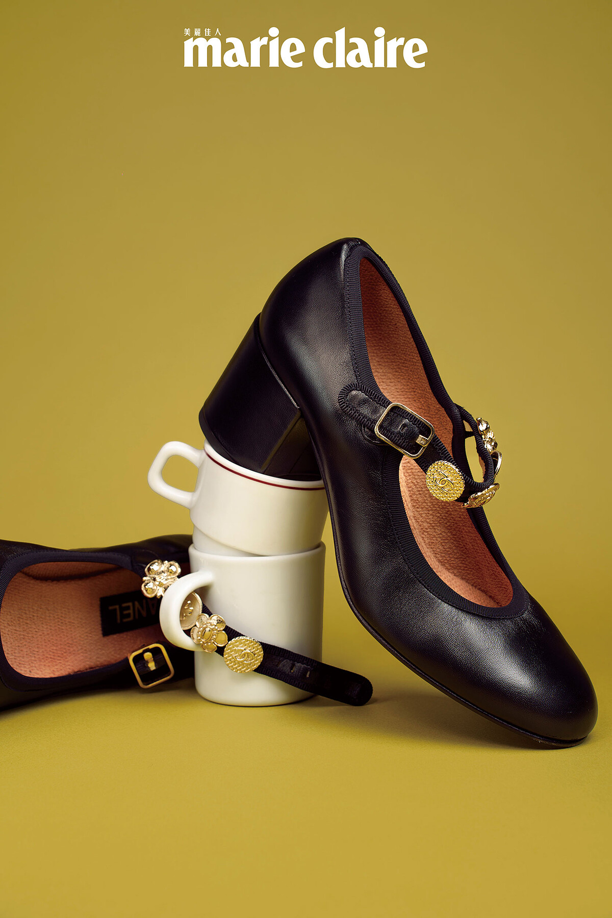 黑色皮革瑪莉珍低跟鞋，Chanel。