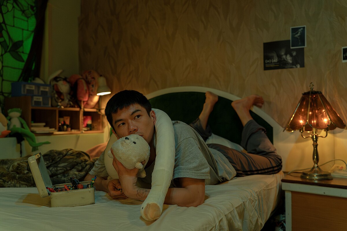 《破浪男女》柯煒林脫去黑膠衣是個深情魯蛇。