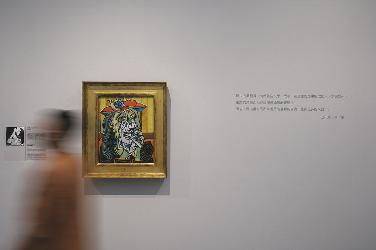 高美館《瞬間》展場中呈現畢卡索〈哭泣的女人〉。照片提供：高美館。