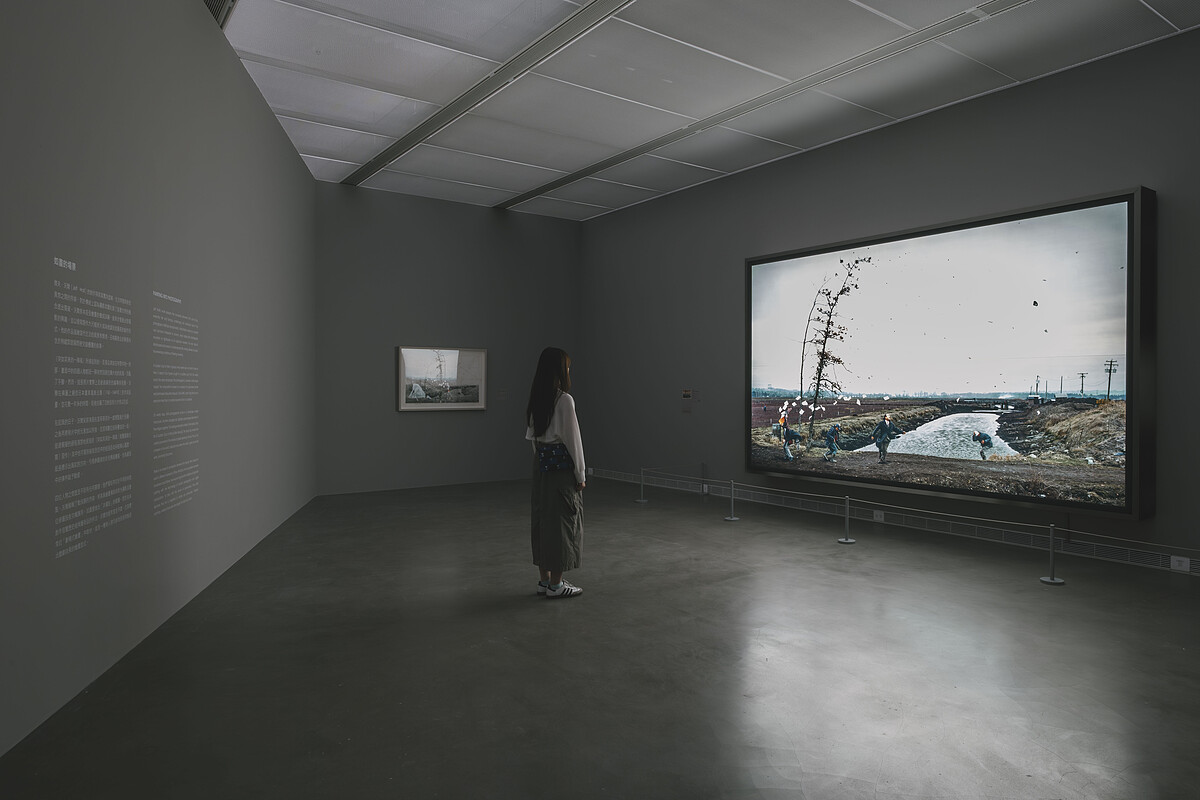 圖5_傑夫．沃爾（Jeff Wall）《突如其來的一陣風》拍攝超過百張照片，擬仿日本畫家葛飾北齋的作品，以巨幅燈箱形式呈現觀眾眼前。圖片提供：高美館。