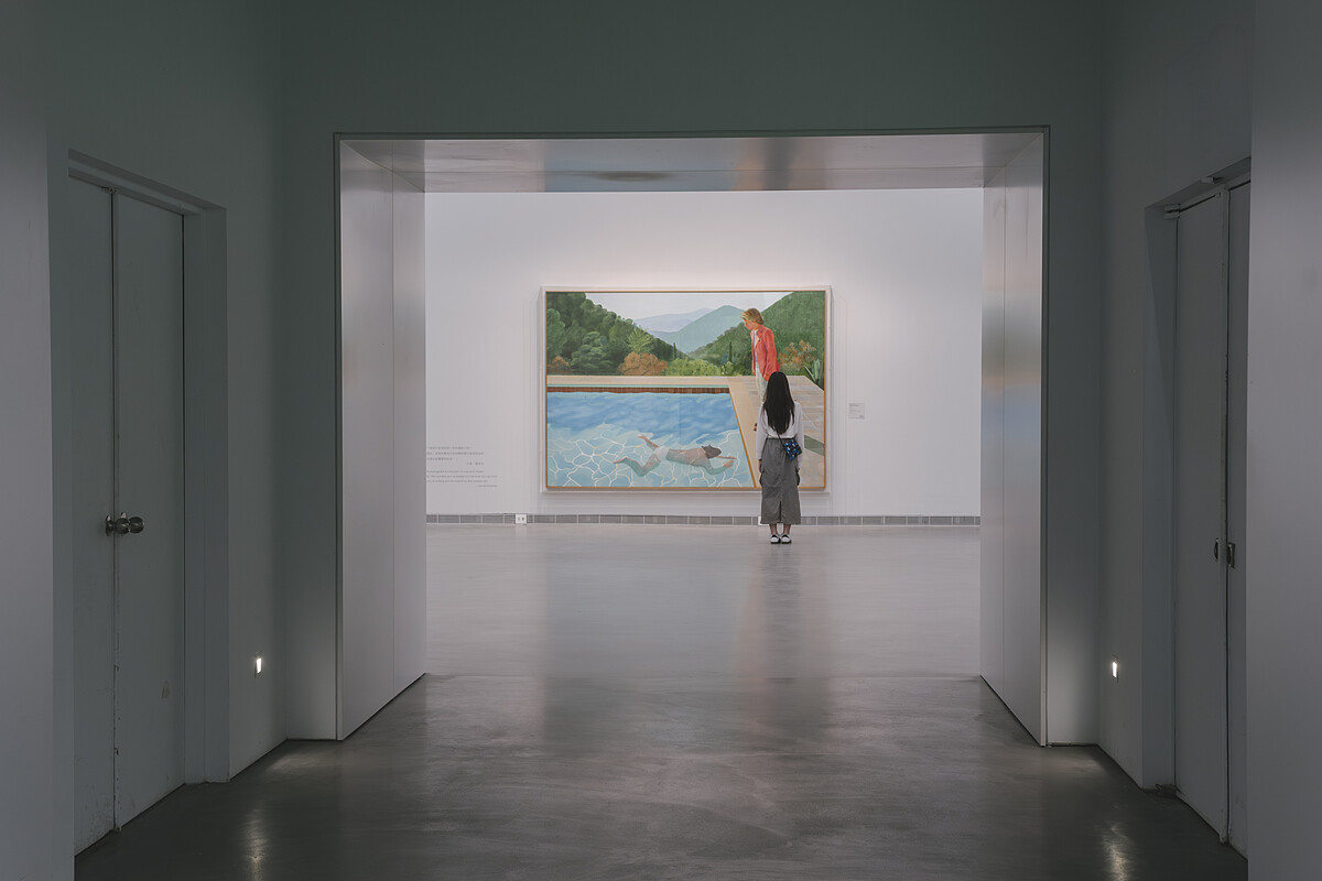 圖4_大衛．霍克尼〈藝術家肖像（泳池與兩個人像）〉，大型巨作高美館登場，曾創下在世藝術家拍賣最高價紀錄。圖片提供：高美館。