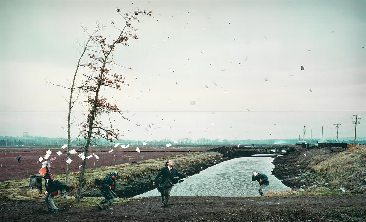 傑夫．沃爾〈突如其來的一陣風（借鑒鑑葛飾北齋）〉， &copy; Jeff Wall。