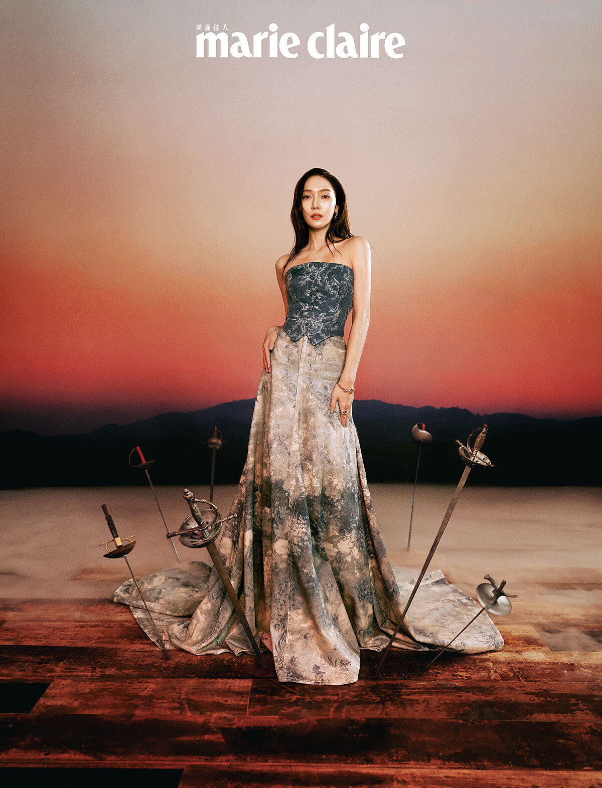 Vannesa 縐紗緊身上衣、Brynley 丹寧暈染半身長裙，both by Ralph Lauren。 Bee My Love 18K玫瑰金鑲嵌明亮式切割鑽石耳環、Bee My Love 18K玫瑰金鑲嵌明亮式切割鑽石手環、Bee My Love 18K玫瑰金鑲嵌明亮式切割鑽石戒指，all by Chaumet。