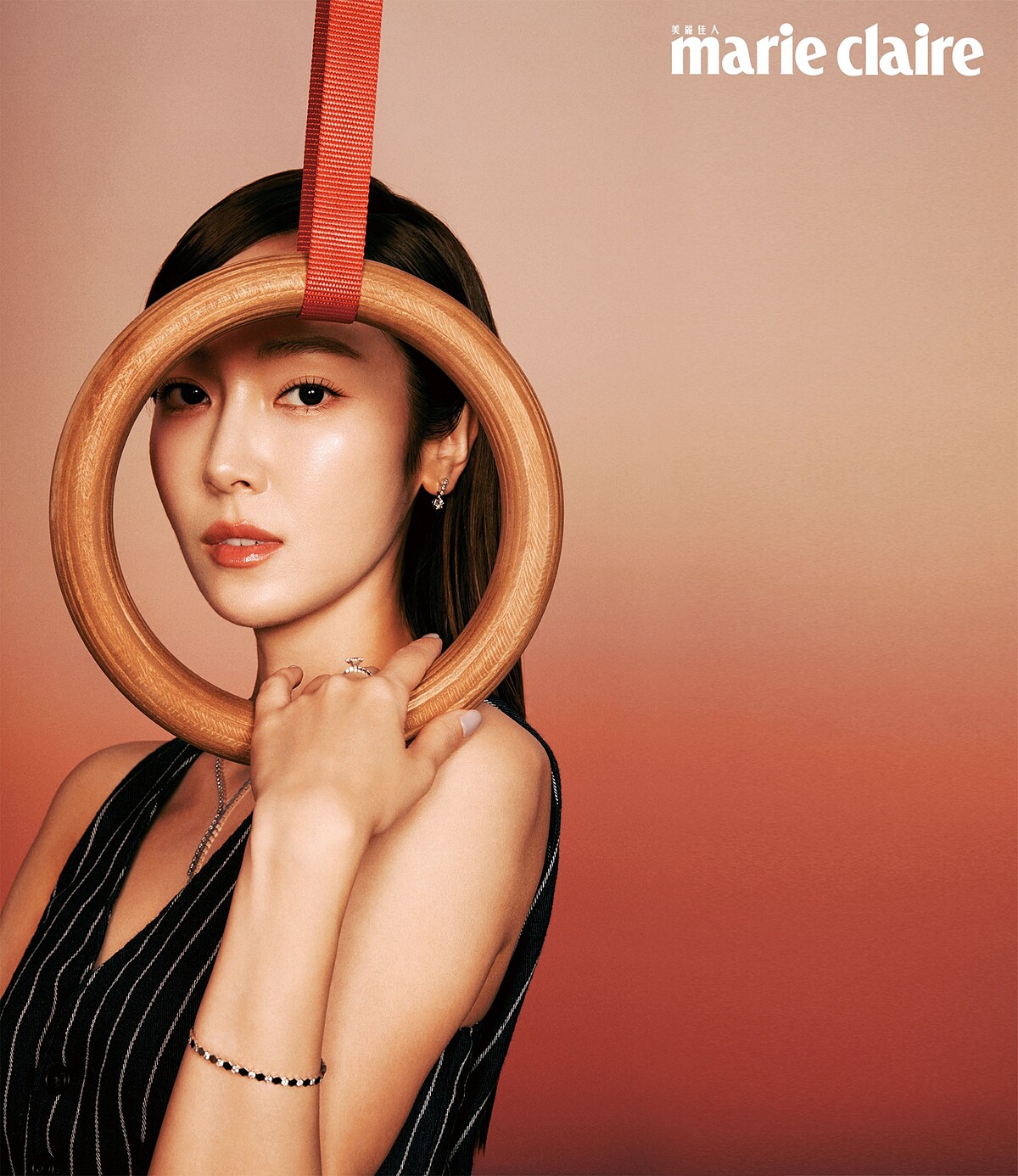 丹寧條紋背心，Polo Ralph Lauren。 Bee My Love 18K白金不對稱設計，鑲嵌明亮式切割鑽石項鏈、Bee My Love 18K白金鑲嵌2顆重0.5克拉的Taille Imp&eacute;ratrice皇后式切割鑽石和明亮式切割鑽石耳環、Bee My Love 18K白金單鑽鑲嵌明亮式切割鑽石戒指、Bee My Love 18K白金鑲嵌明亮式切割鑽石手環，all by Chaumet。