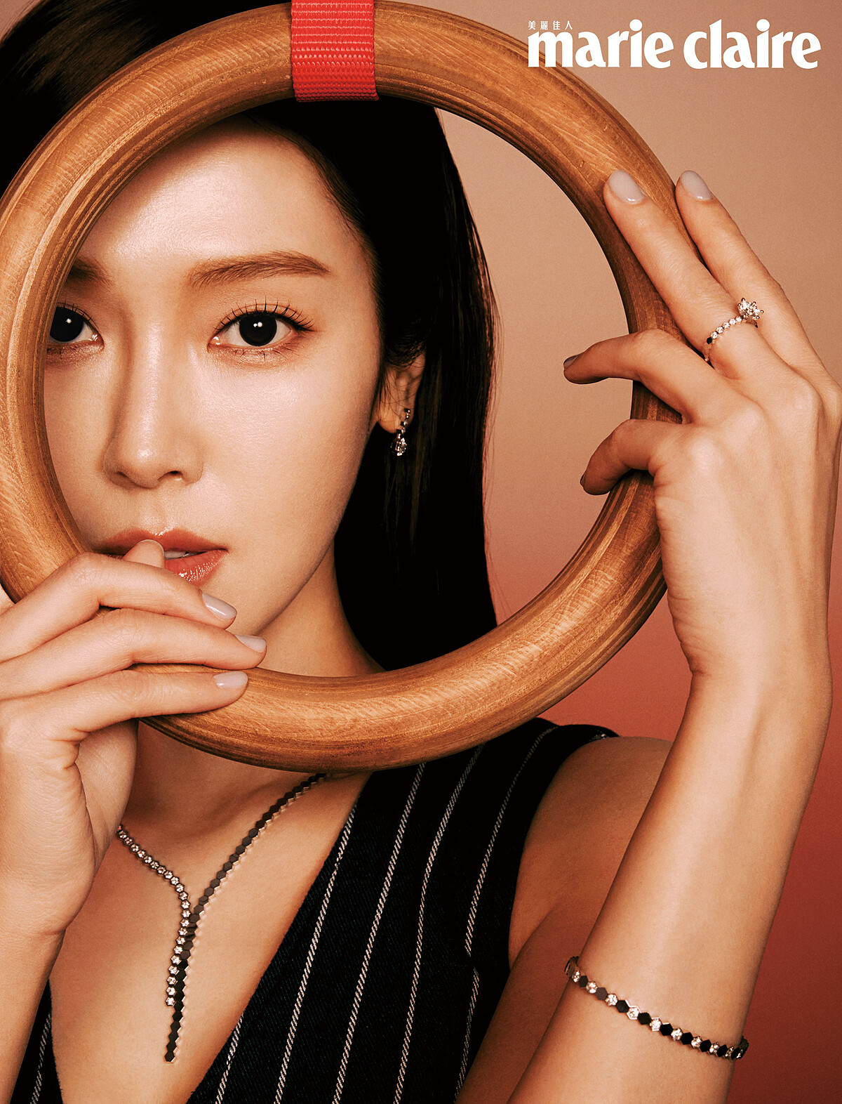 丹寧條紋背心，Polo Ralph Lauren。 Bee My Love 18K白金不對稱設計，鑲嵌明亮式切割鑽石項鏈、Bee My Love 18K白金鑲嵌2顆重0.5克拉的Taille Imp&eacute;ratrice皇后式切割鑽石和明亮式切割鑽石耳環、Bee My Love 18K白金單鑽鑲嵌明亮式切割鑽石戒指、Bee My Love 18K白金鑲嵌明亮式切割鑽石手環，all by Chaumet。