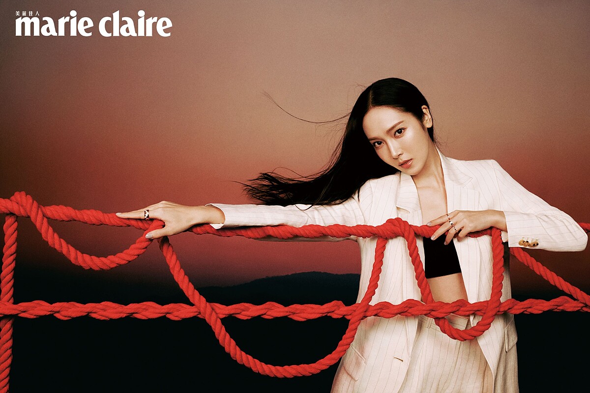 白色條紋麻質西裝外套、白色麻質寬版長褲，both by Club Monaco。 Bee My Love 18K玫瑰金鑲嵌明亮式切割鑽石戒指、Bee My Love 18K白金鑲嵌明亮式切割鑽石戒指、Bee My Love 18K玫瑰金鑲嵌明亮式切割鑽石戒指、Bee My Love 18K玫瑰金戒指，all by Chaumet。