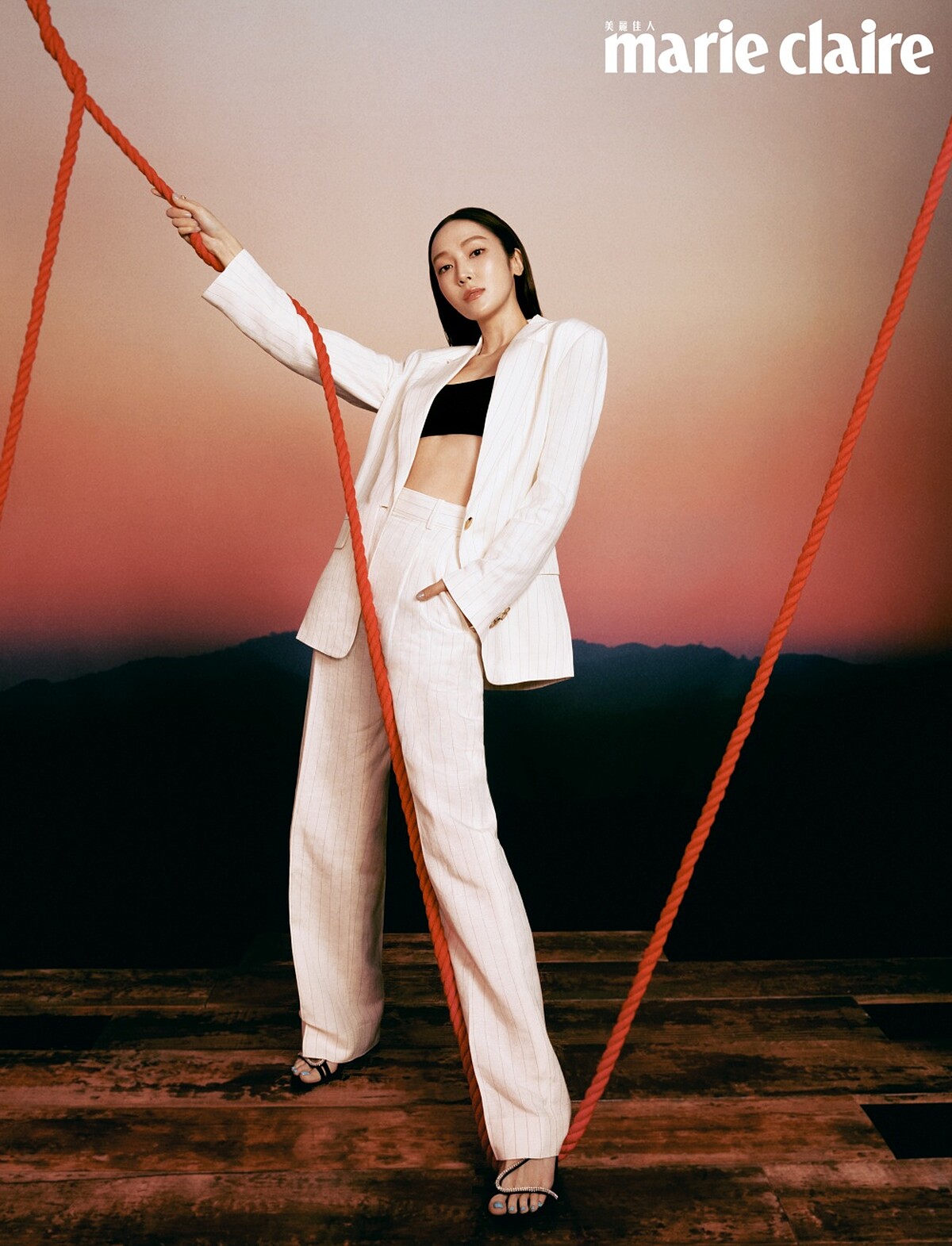 白色條紋麻質西裝外套、白色麻質寬版長褲，both by Club Monaco。