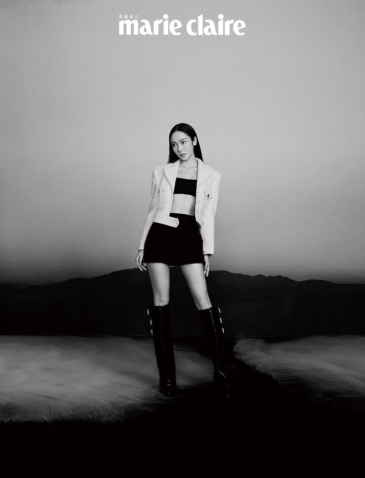 米白色短毛軟呢軍裝風外套、海軍藍短毛軟呢迷你裙、經典黑色小牛皮長靴，all by Givenchy。黑色短版平口背心，私人提供。