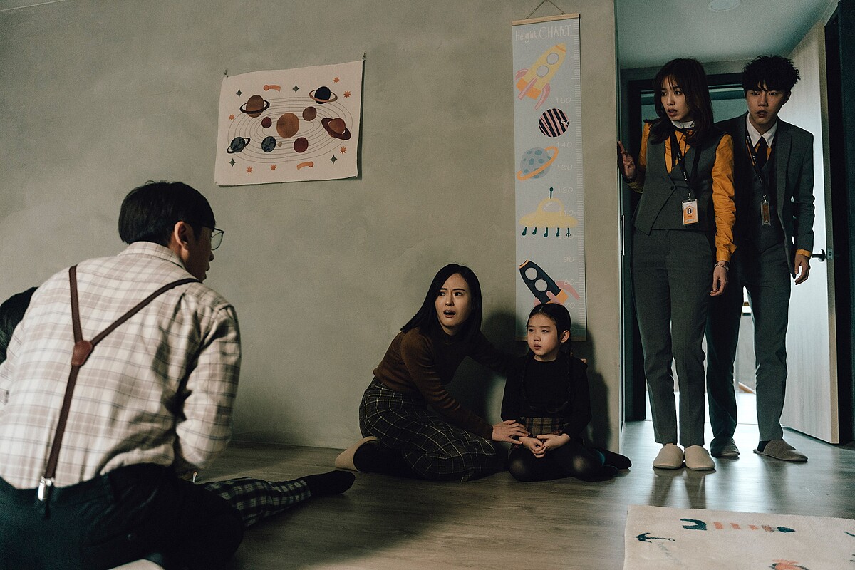 《幸福房屋事件簿》李國毅劇中買到鬧鬼宅，兒女還嚇到昏倒，專門處理凶宅的房仲搭檔陳庭妮（右二）、蔡凡熙（右）前來協助處理。