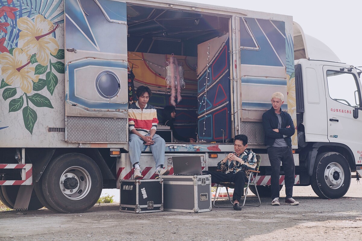 《塑膠花》講述一群邊緣人因緣際會展開逃亡之旅