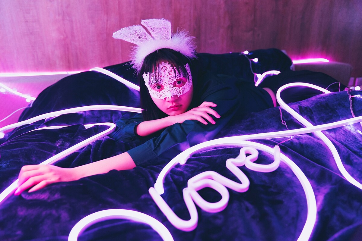 娜娜（李沐飾演）在網路上當起 ASMR 主播渴求愛。