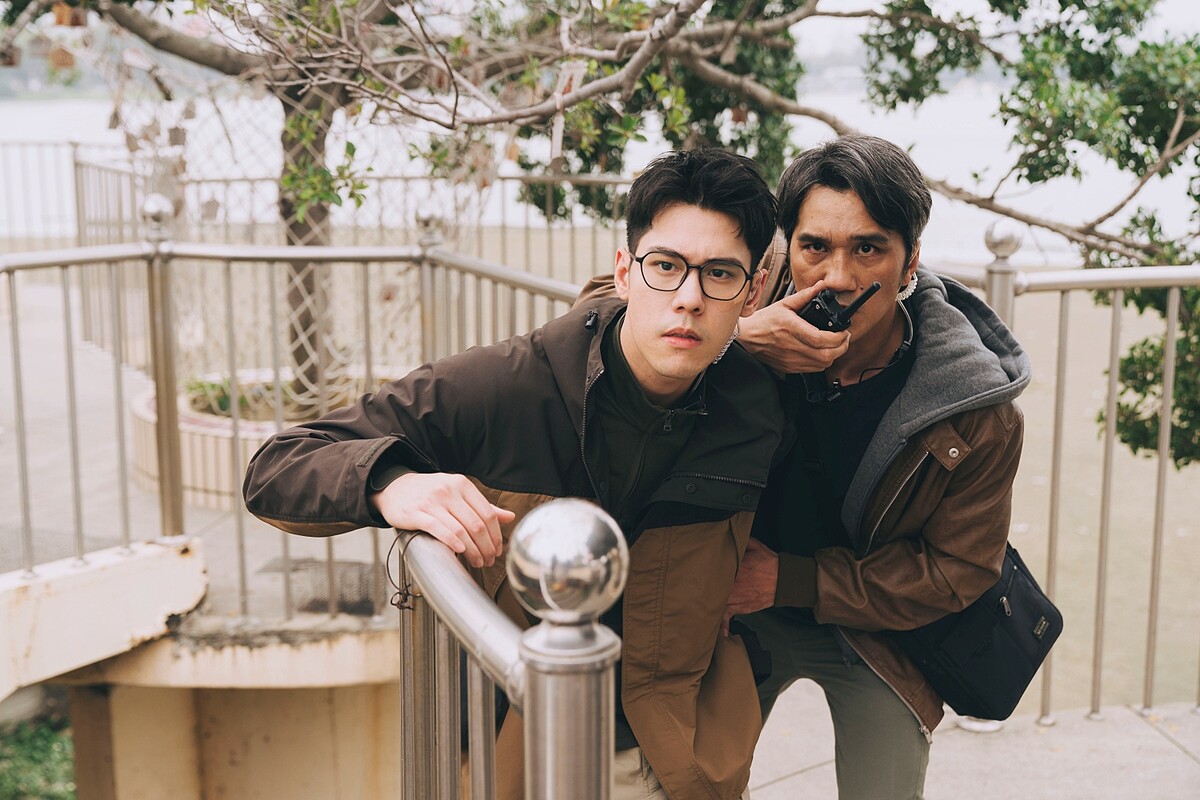 鐵牛刑警（馬志翔飾演）帶著菜鳥刑警小陳（周予天飾演）追緝銀行搶案的兇手。